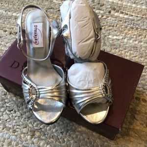 Silver formal/wedding sandal! BRAND NEW!